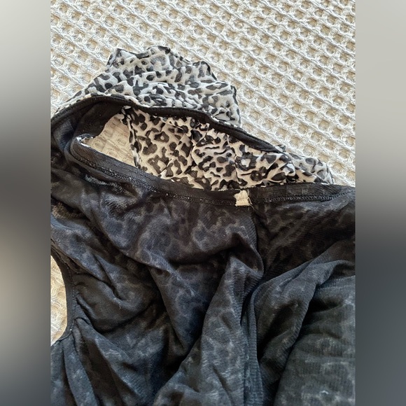 Guess Animal Print ruffled cap short sleeve v neck top size small - Picture 8 of 12